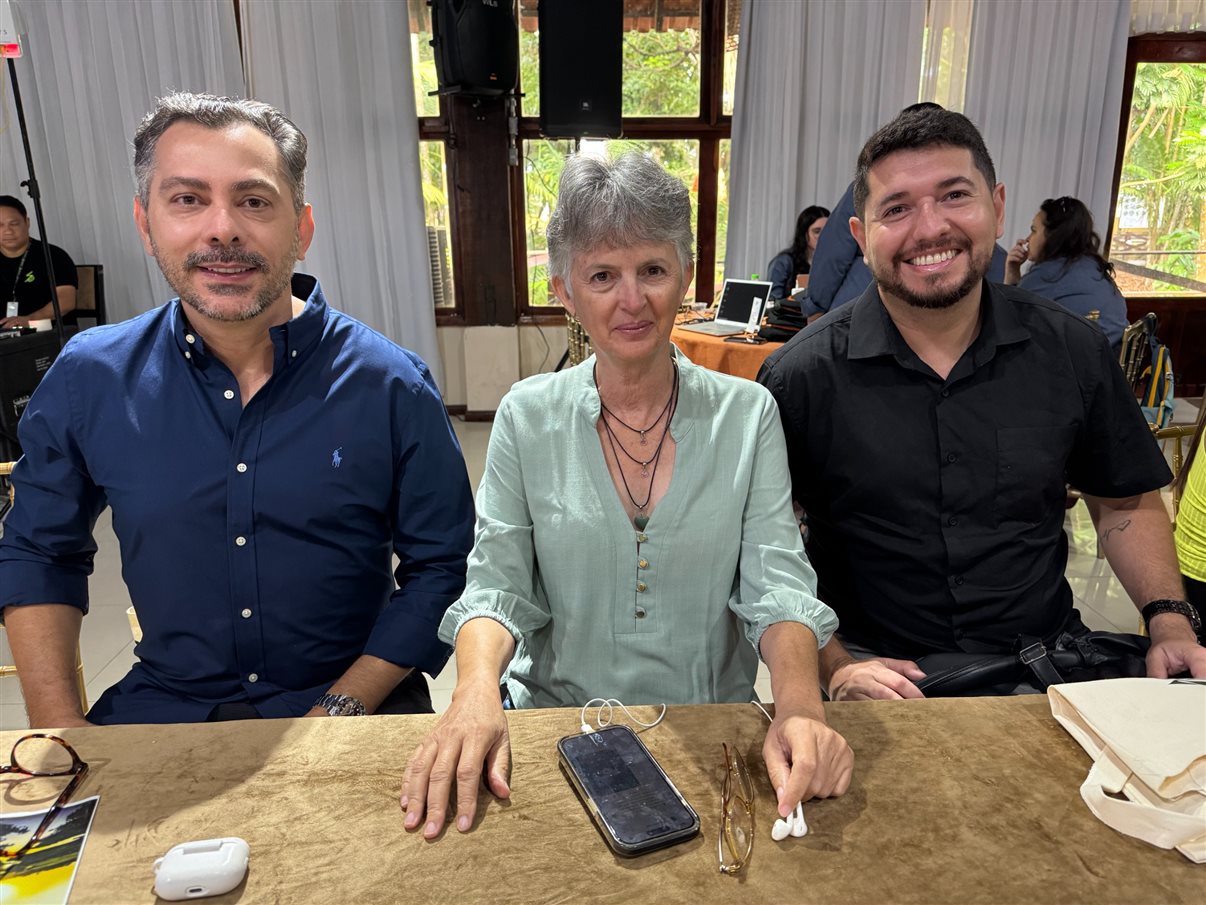 Ana Carolina Medeiros, presidente da Abav Nacional, ao lado de Fernando Santos, VP da Abav Nacional, e de Rita Vasconcelos, do Conselho da Abav Nacional