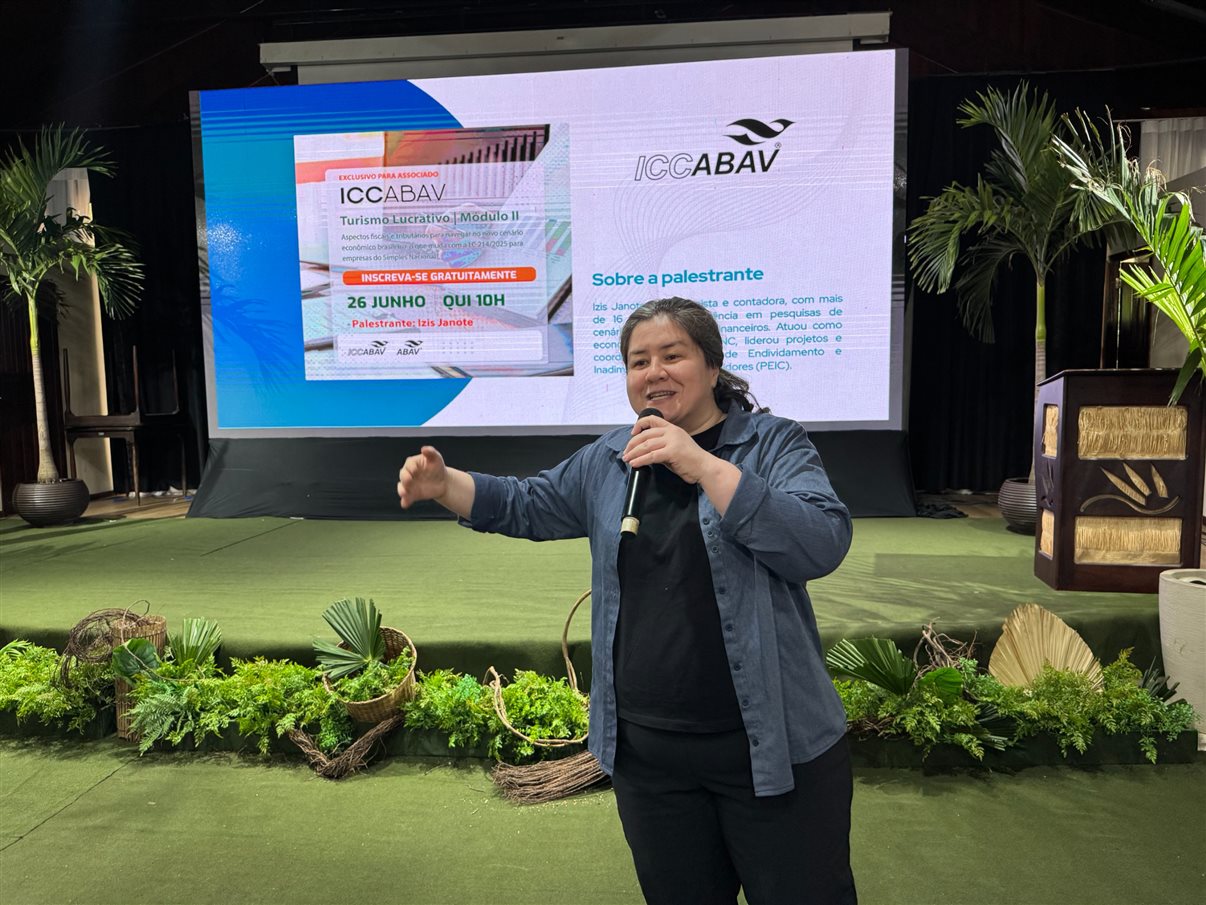 Ana Carolina Medeiros, presidente da Abav Nacional, ao lado de Fernando Santos, VP da Abav Nacional, e de Rita Vasconcelos, do Conselho da Abav Nacional