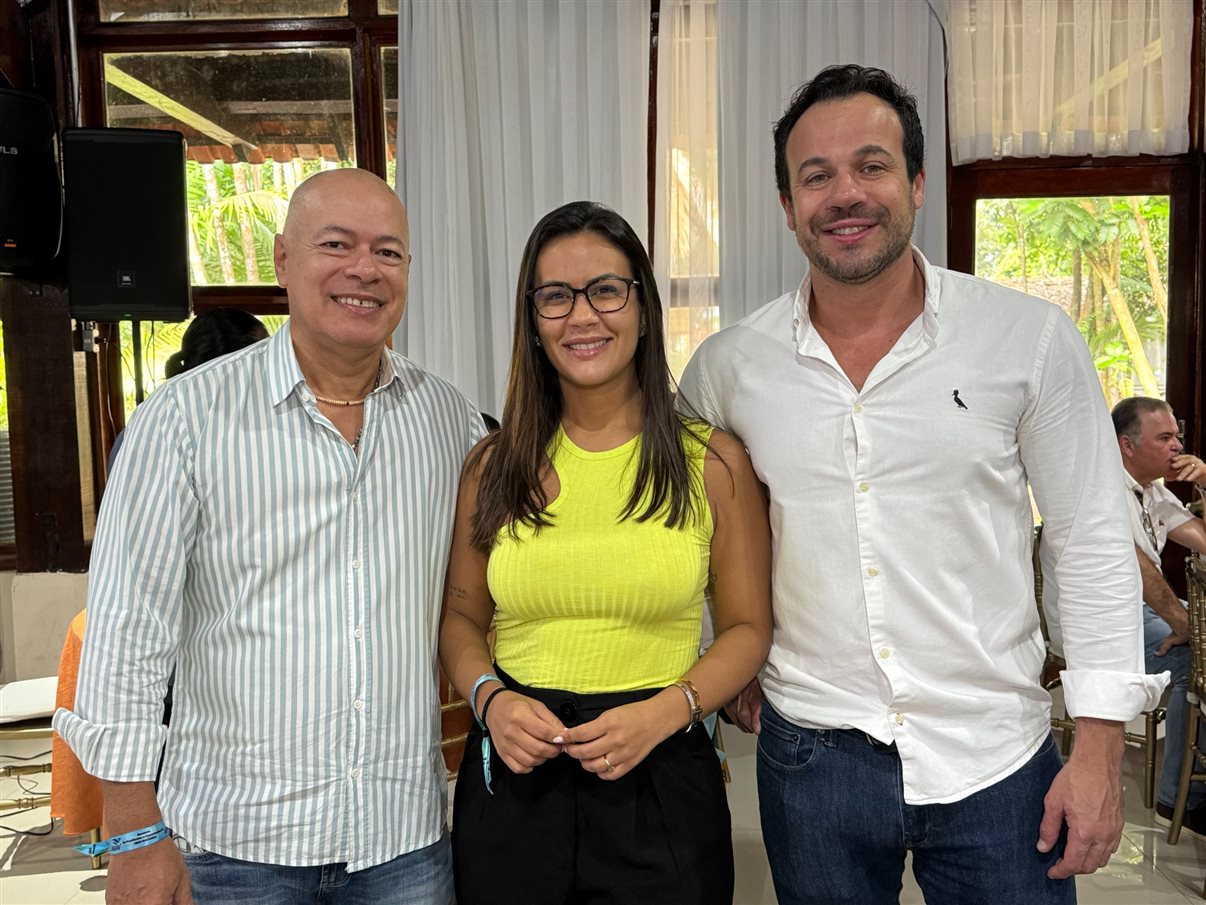 Ana Carolina Medeiros, presidente da Abav Nacional, ao lado de Fernando Santos, VP da Abav Nacional, e de Rita Vasconcelos, do Conselho da Abav Nacional