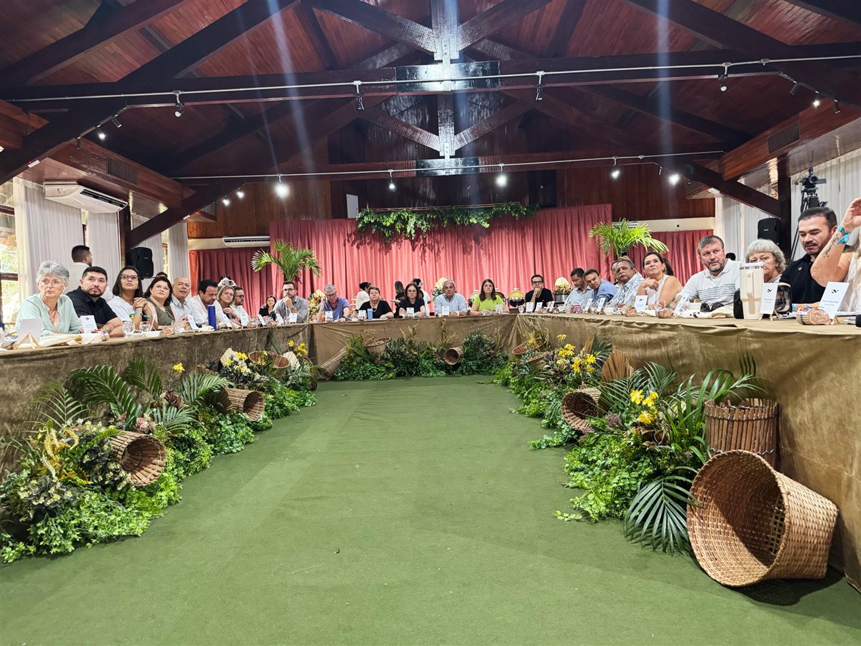 Ana Carolina Medeiros, presidente da Abav Nacional, ao lado de Fernando Santos, VP da Abav Nacional, e de Rita Vasconcelos, do Conselho da Abav Nacional
