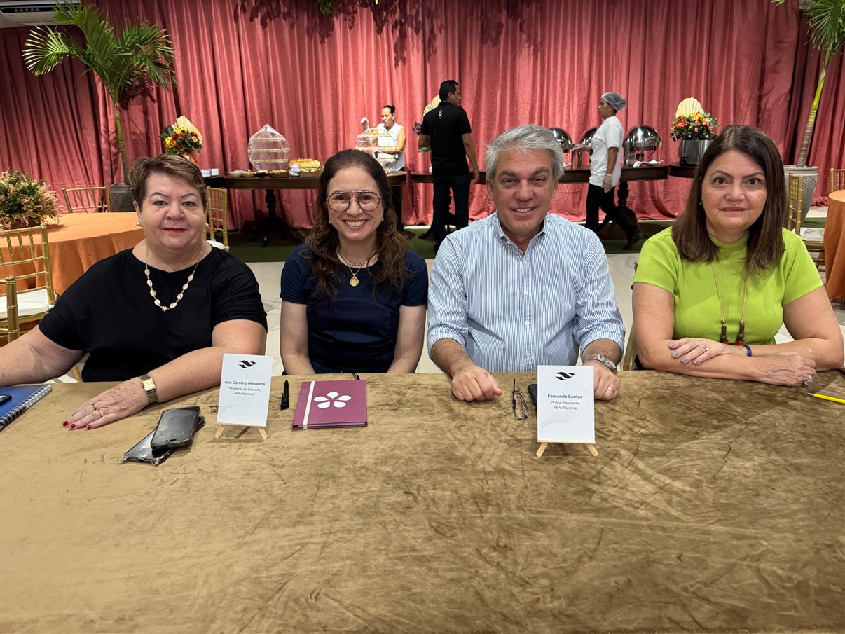Ana Carolina Medeiros, presidente da Abav Nacional, ao lado de Fernando Santos, VP da Abav Nacional, e de Rita Vasconcelos, do Conselho da Abav Nacional