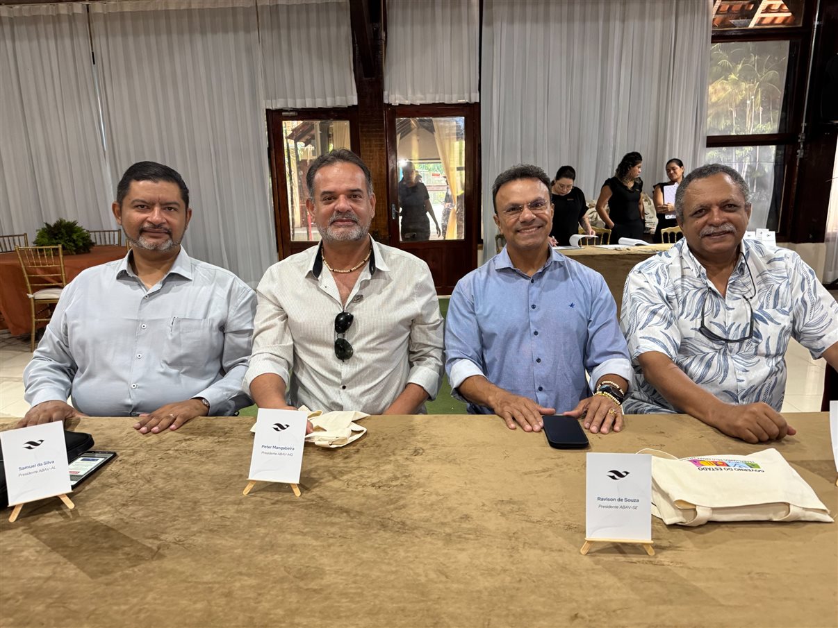 Ana Carolina Medeiros, presidente da Abav Nacional, ao lado de Fernando Santos, VP da Abav Nacional, e de Rita Vasconcelos, do Conselho da Abav Nacional