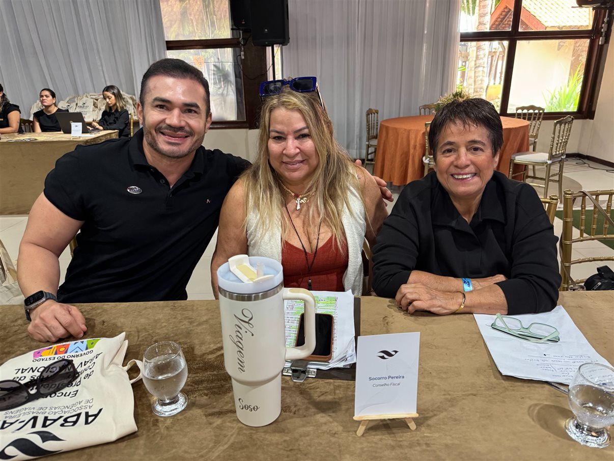 Ana Carolina Medeiros, presidente da Abav Nacional, ao lado de Fernando Santos, VP da Abav Nacional, e de Rita Vasconcelos, do Conselho da Abav Nacional