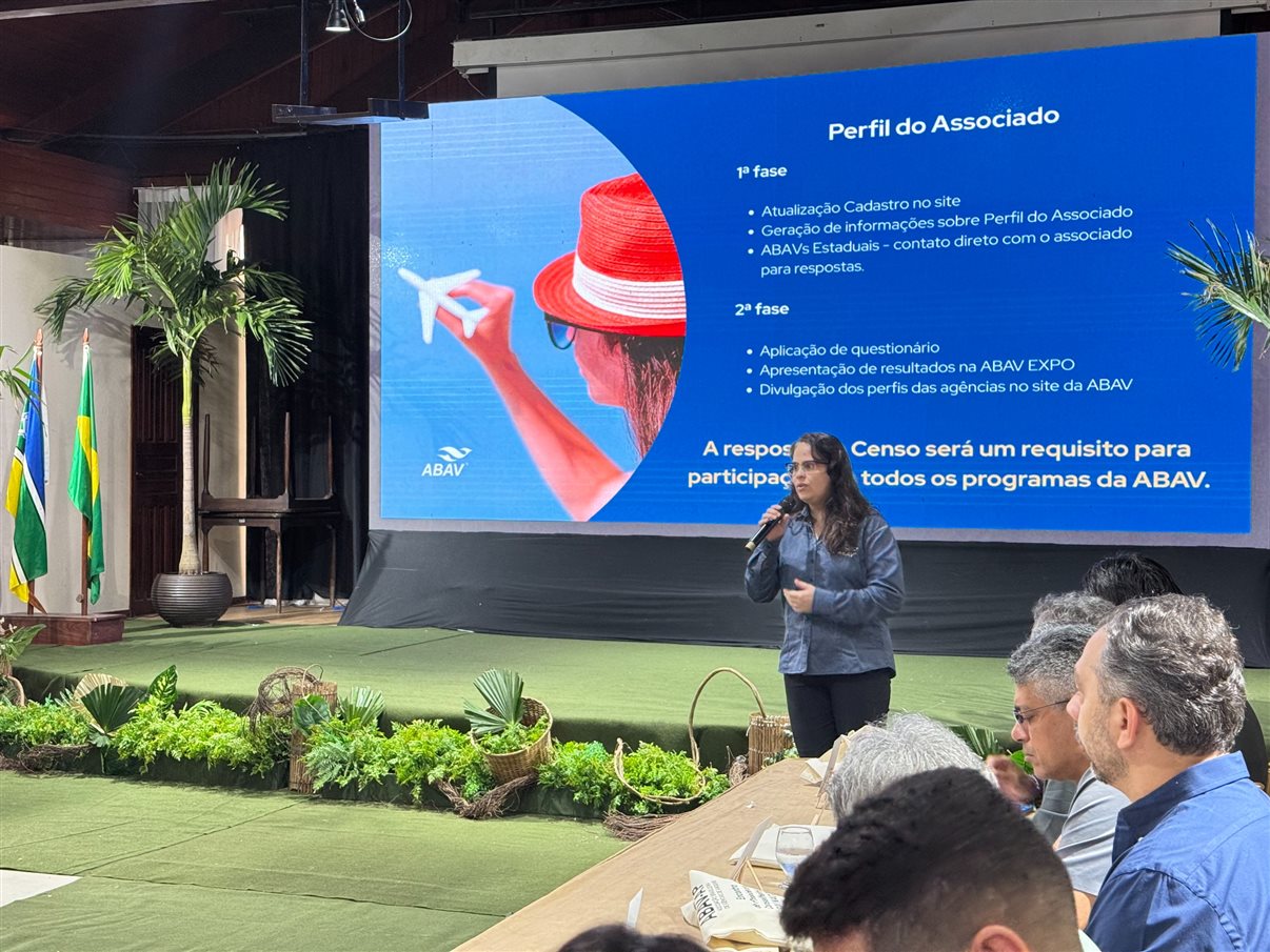 Ana Carolina Medeiros, presidente da Abav Nacional, ao lado de Fernando Santos, VP da Abav Nacional, e de Rita Vasconcelos, do Conselho da Abav Nacional