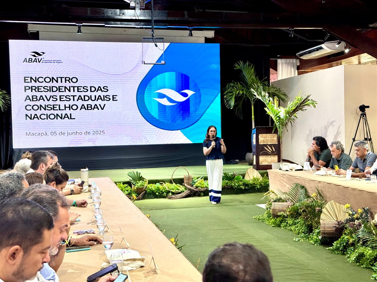 Ana Carolina Medeiros, presidente da Abav Nacional, ao lado de Fernando Santos, VP da Abav Nacional, e de Rita Vasconcelos, do Conselho da Abav Nacional