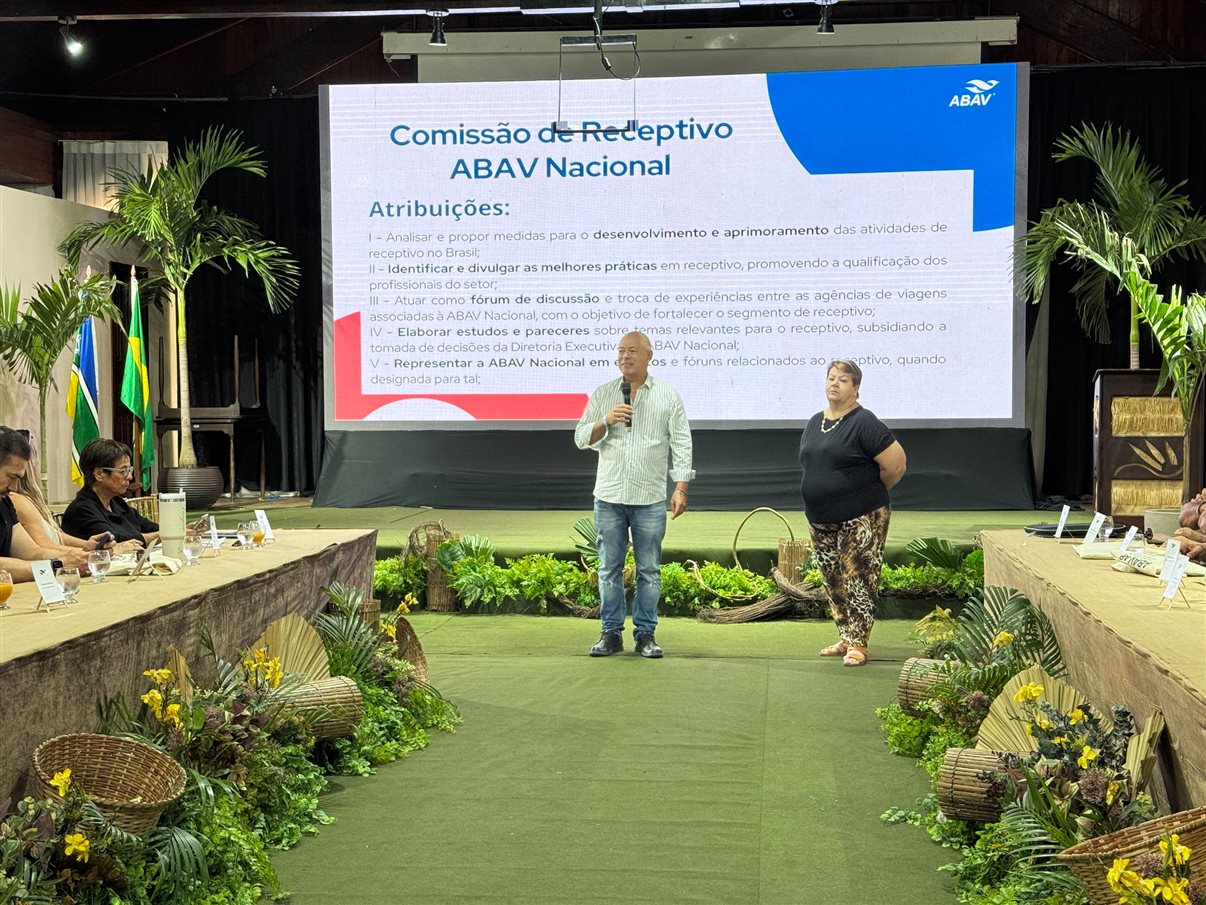 Ana Carolina Medeiros, presidente da Abav Nacional, ao lado de Fernando Santos, VP da Abav Nacional, e de Rita Vasconcelos, do Conselho da Abav Nacional