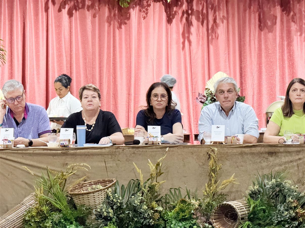 Ana Carolina Medeiros, presidente da Abav Nacional, ao lado de Fernando Santos, VP da Abav Nacional, e de Rita Vasconcelos, do Conselho da Abav Nacional