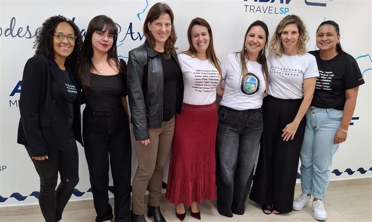Equipe da Abav-SP | Aviesp vestindo com alguns modelos da coleção de camisetas que já está disponível