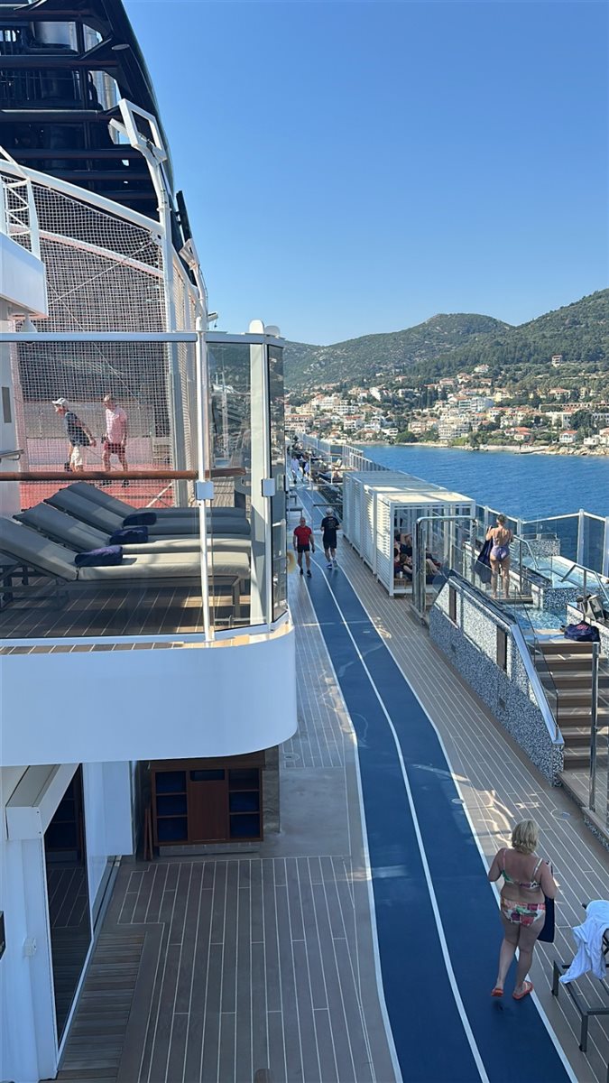 Vida outdoor rolando no Explora I: pickleball, corrida e caminhada na pista, espreguiçadeiras e piscina (veja mais fotos ao fim da notícia)