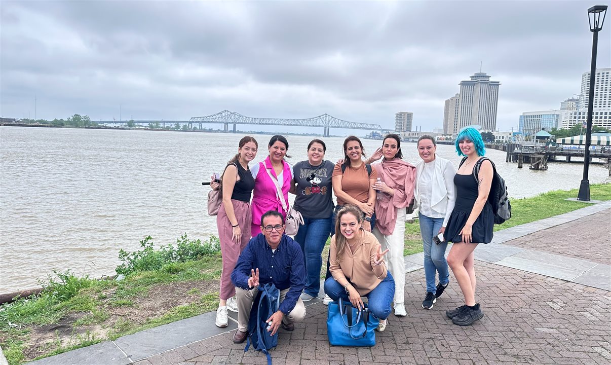 Grupo em frente ao Rio Mississippi