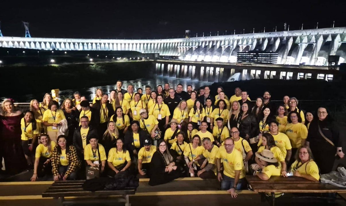 Time da CVC e Viaje Paraná junto aos agentes de viagens que participaram da ação na Itaipu Binacional