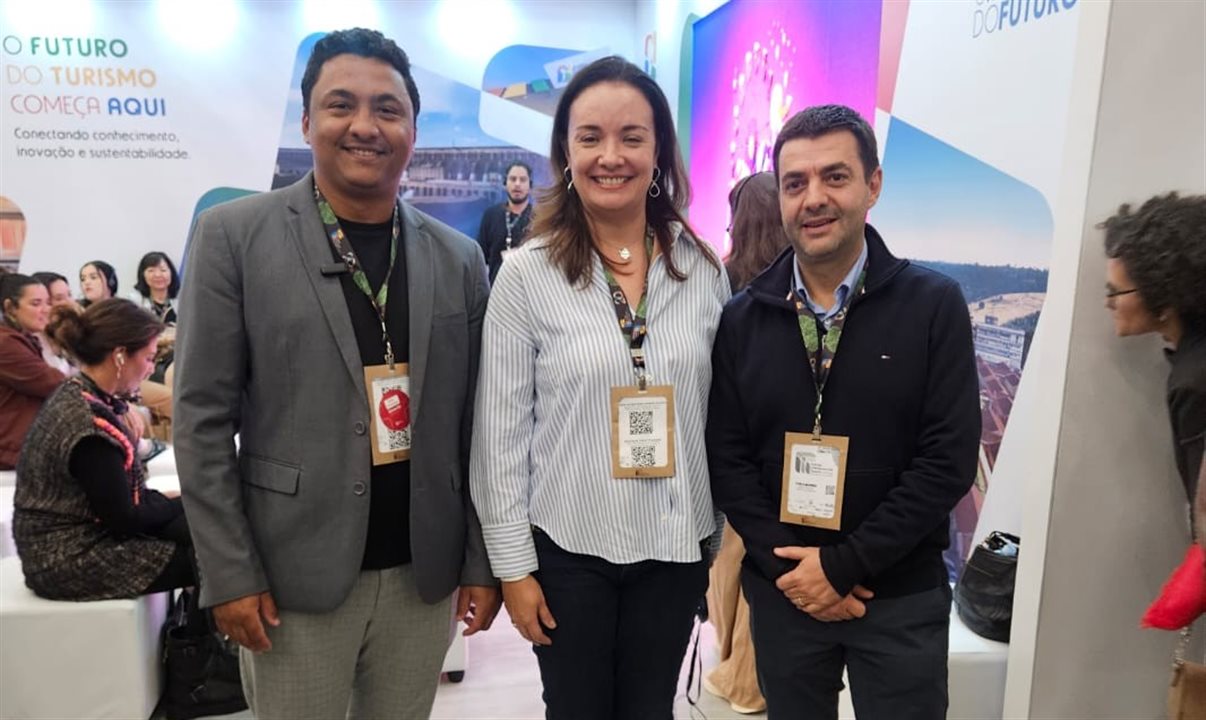 Yuri Benites, do Itaipu Parquetec, Carolina Negri, presidente executiva do Sindepat, e Pablo Morbis, presidente do Conselho de Administração do Sindepat
