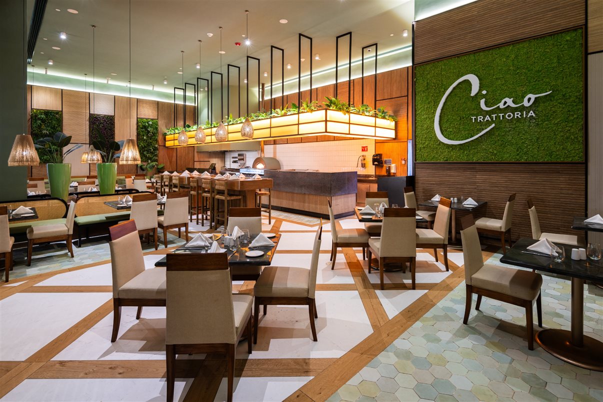 O principal restaurante do complexo permanece sendo o Market, onde não é preciso fazer reserva para fazer as refeições