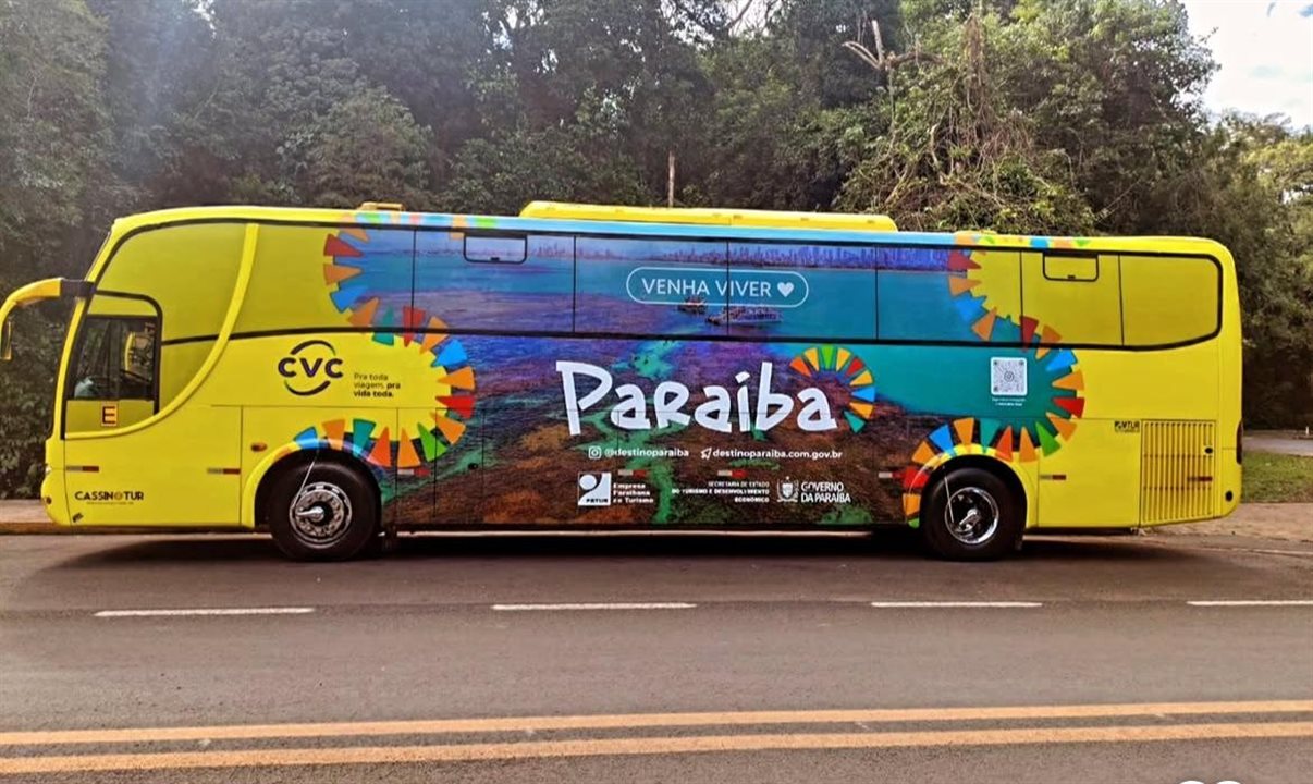 Ônibus adesivado com a marca Paraíba