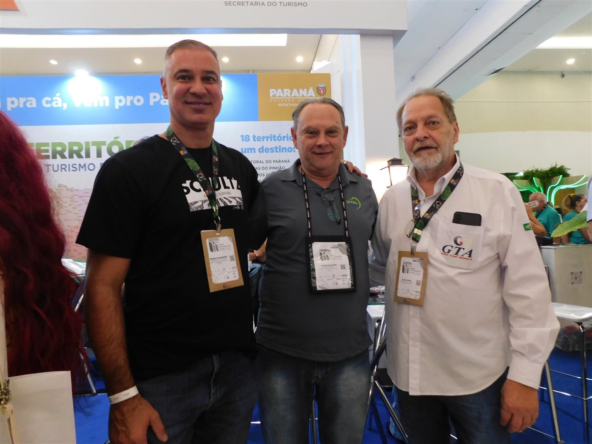 Jonas Maciel, Joaquim Domingos, Vicente Brasil, todos da Azul, e Roberto Mello, da Azul Viagens
