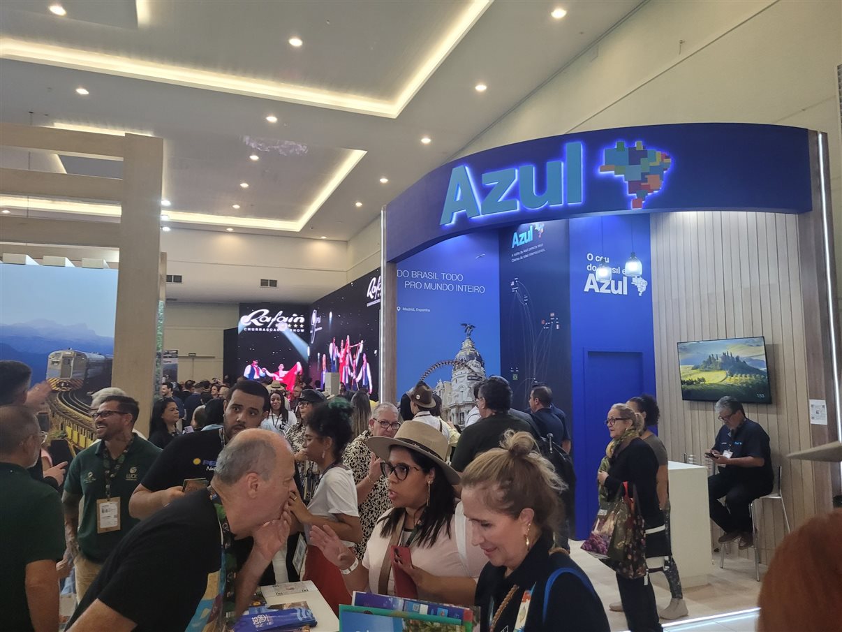 Jonas Maciel, Joaquim Domingos, Vicente Brasil, todos da Azul, e Roberto Mello, da Azul Viagens