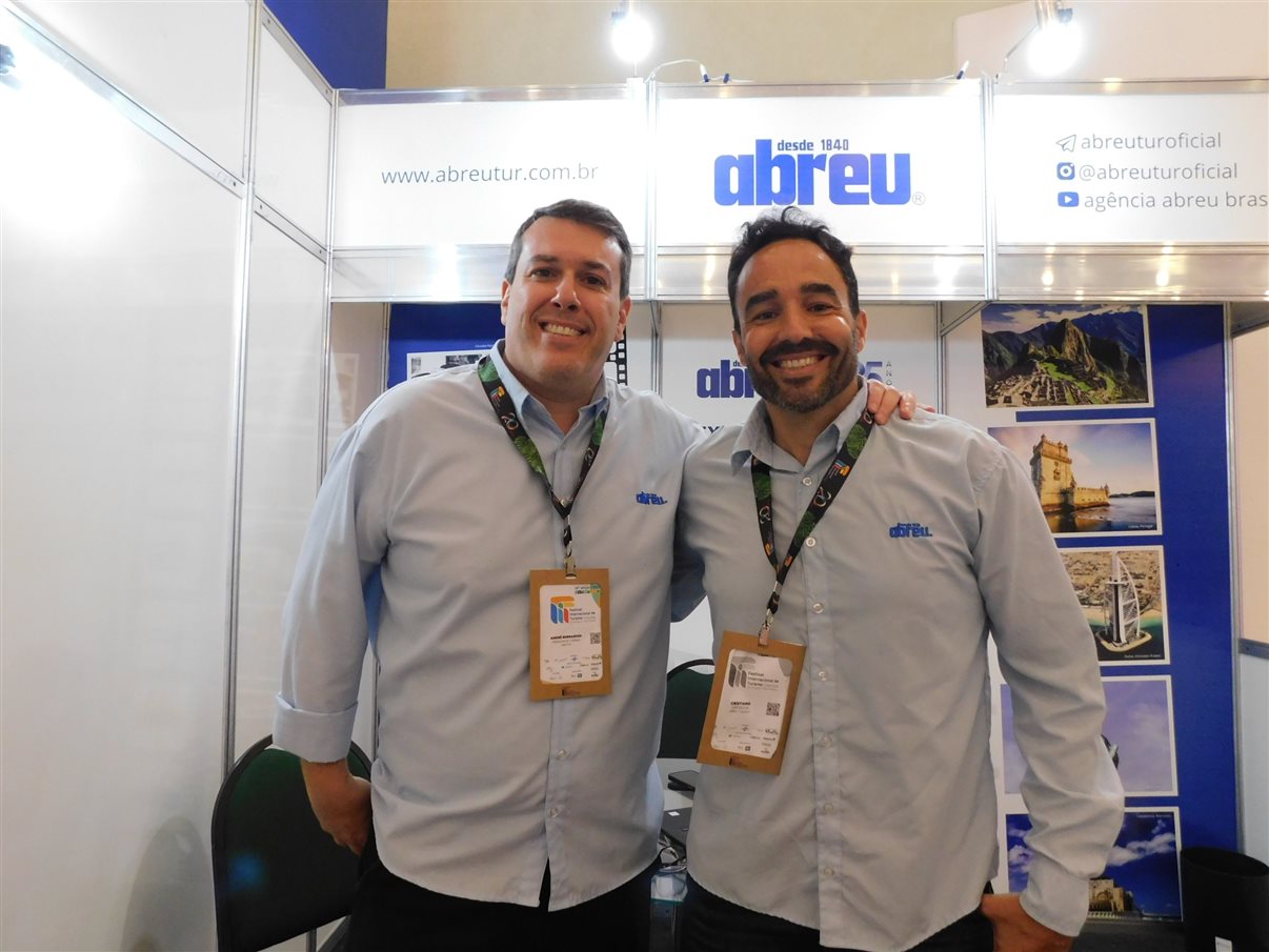 Jonas Maciel, Joaquim Domingos, Vicente Brasil, todos da Azul, e Roberto Mello, da Azul Viagens