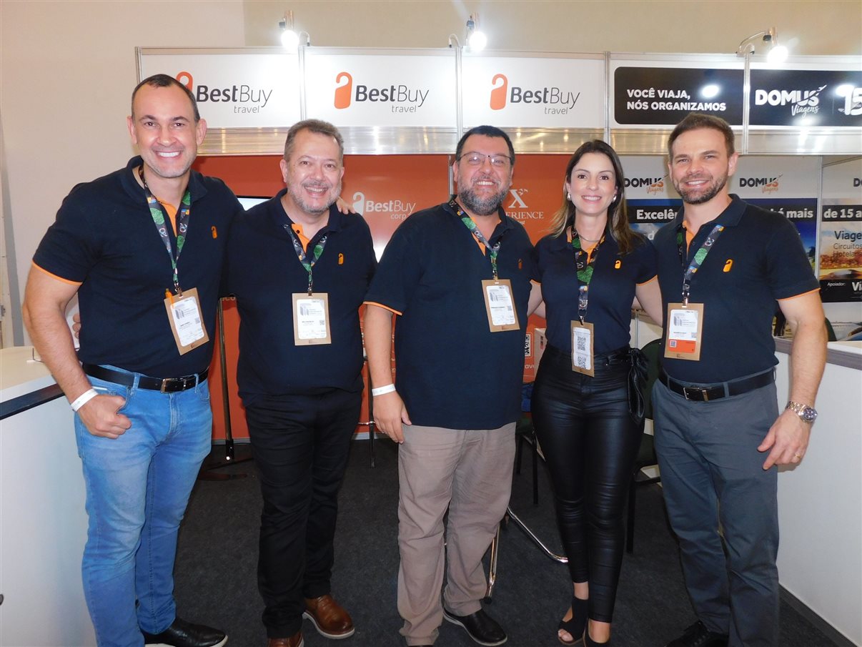 Jonas Maciel, Joaquim Domingos, Vicente Brasil, todos da Azul, e Roberto Mello, da Azul Viagens