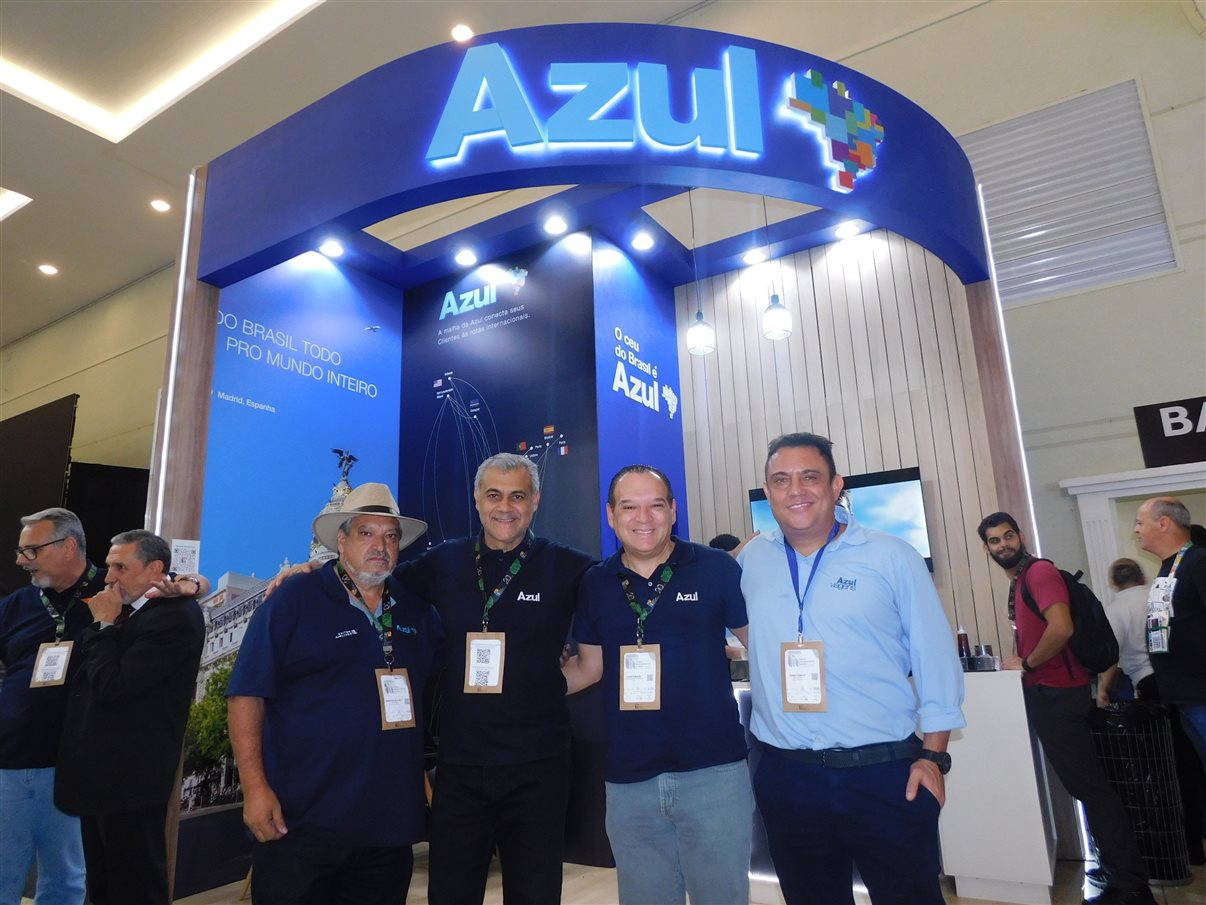 Jonas Maciel, Joaquim Domingos, Vicente Brasil, todos da Azul, e Roberto Mello, da Azul Viagens