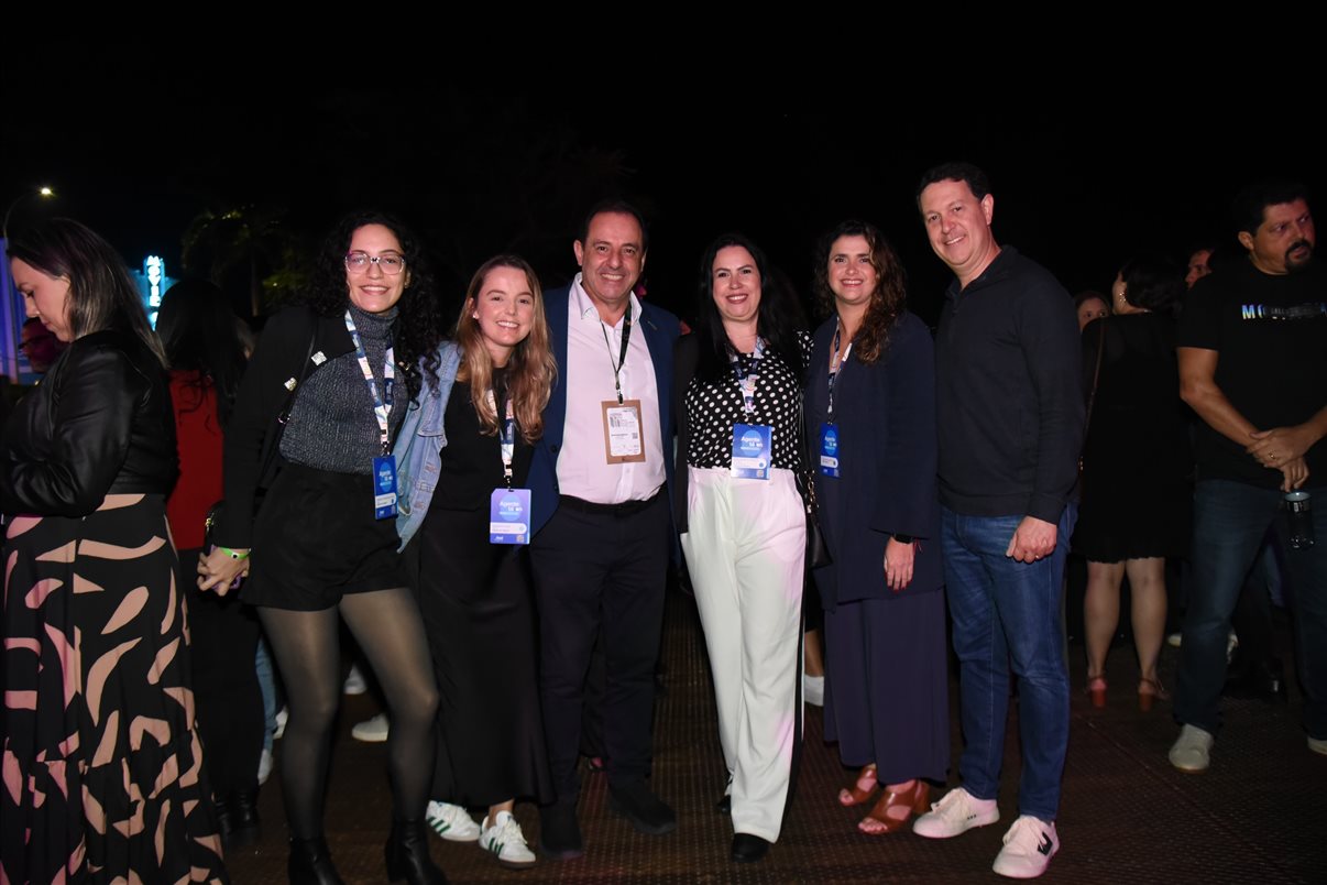 Gabrielle Assis, da Belvitur, Marina Souza, da Vilhetur, Irapuan Cortes Santos, do Viaje Paraná, Maisa Lima, da Mapstur Turismo, Giulliana Mesquita, da Azul Viagens, e Daniel Bicudo, da Azul