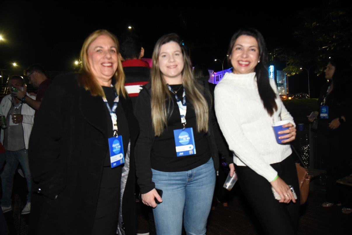 Gabrielle Assis, da Belvitur, Marina Souza, da Vilhetur, Irapuan Cortes Santos, do Viaje Paraná, Maisa Lima, da Mapstur Turismo, Giulliana Mesquita, da Azul Viagens, e Daniel Bicudo, da Azul
