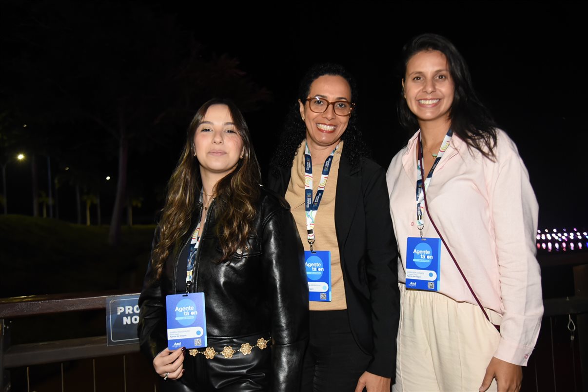 Gabrielle Assis, da Belvitur, Marina Souza, da Vilhetur, Irapuan Cortes Santos, do Viaje Paraná, Maisa Lima, da Mapstur Turismo, Giulliana Mesquita, da Azul Viagens, e Daniel Bicudo, da Azul