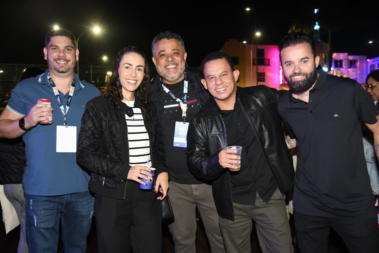 Gabrielle Assis, da Belvitur, Marina Souza, da Vilhetur, Irapuan Cortes Santos, do Viaje Paraná, Maisa Lima, da Mapstur Turismo, Giulliana Mesquita, da Azul Viagens, e Daniel Bicudo, da Azul