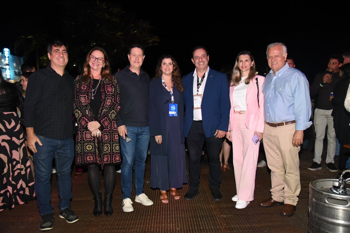 Gabrielle Assis, da Belvitur, Marina Souza, da Vilhetur, Irapuan Cortes Santos, do Viaje Paraná, Maisa Lima, da Mapstur Turismo, Giulliana Mesquita, da Azul Viagens, e Daniel Bicudo, da Azul