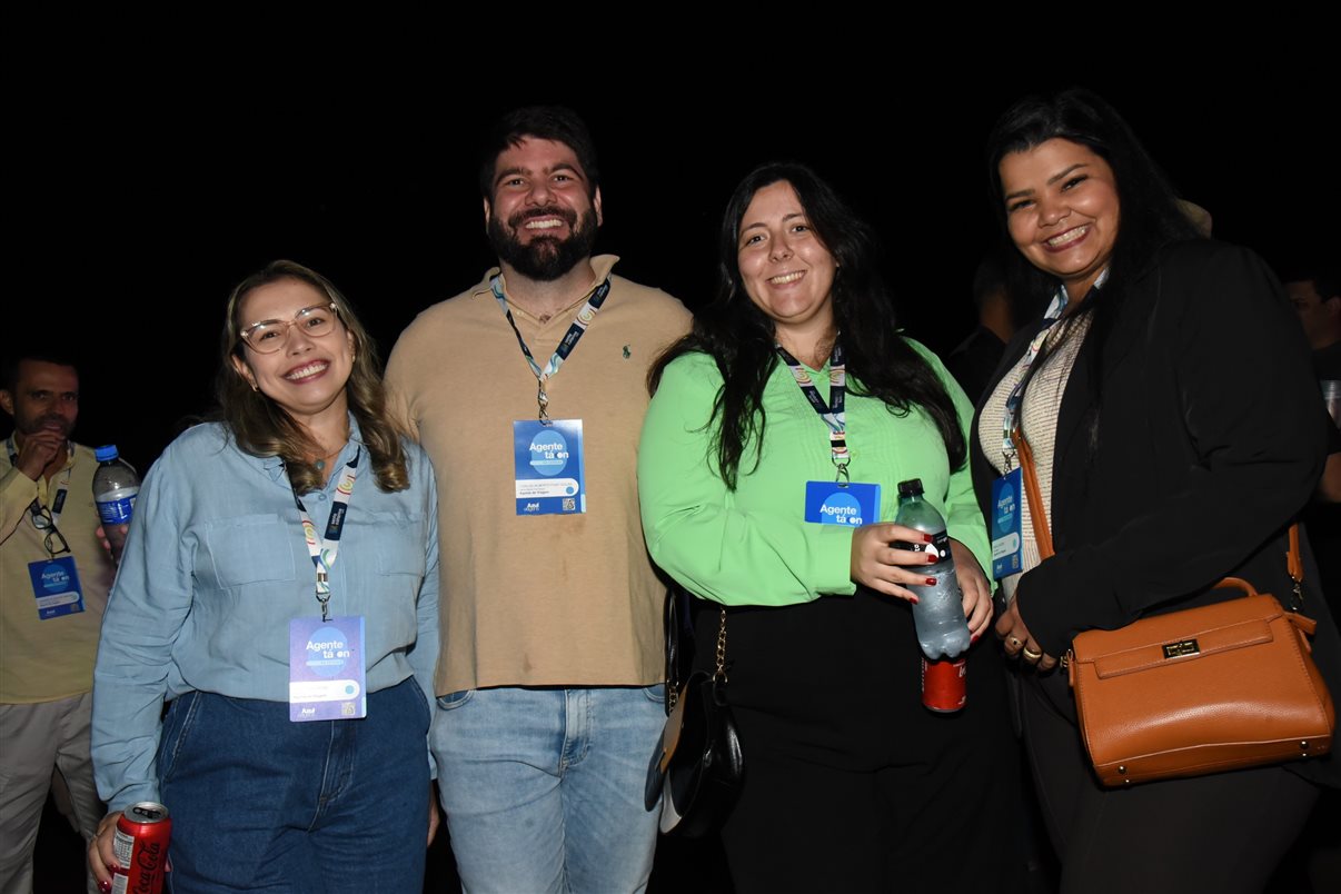 Gabrielle Assis, da Belvitur, Marina Souza, da Vilhetur, Irapuan Cortes Santos, do Viaje Paraná, Maisa Lima, da Mapstur Turismo, Giulliana Mesquita, da Azul Viagens, e Daniel Bicudo, da Azul