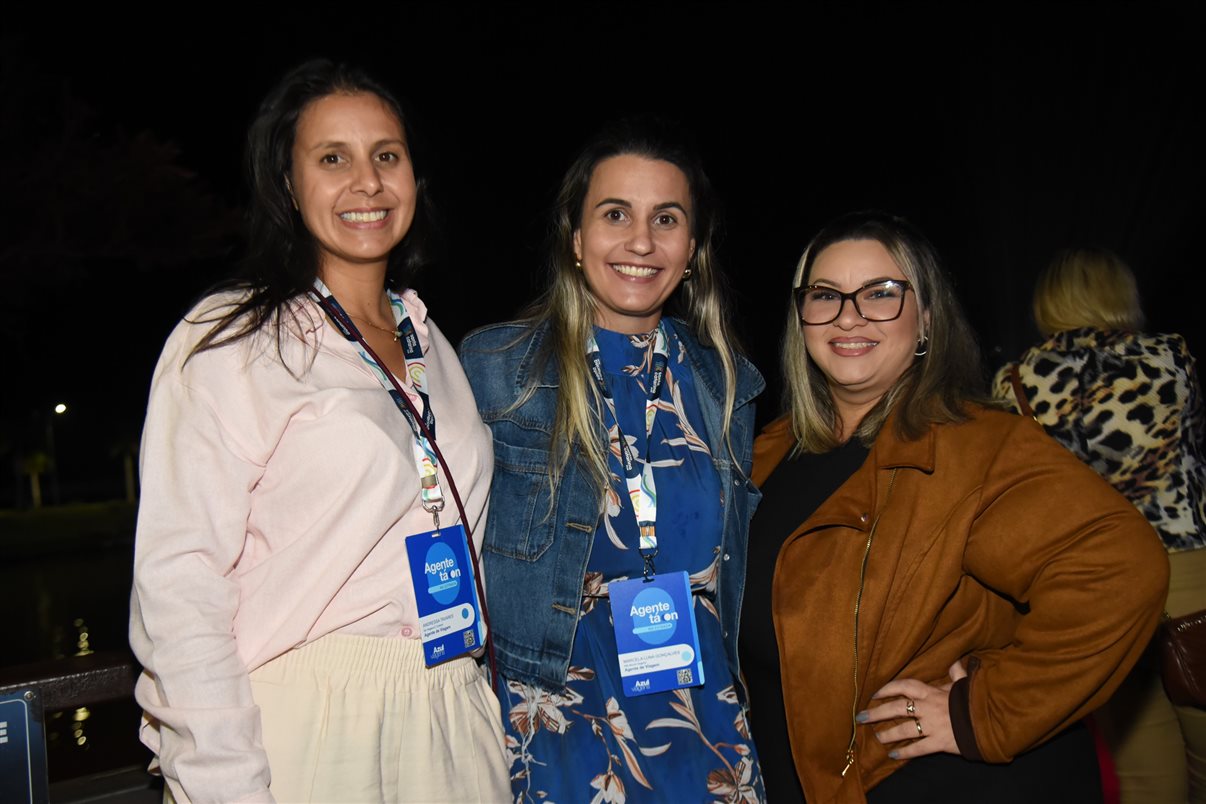 Gabrielle Assis, da Belvitur, Marina Souza, da Vilhetur, Irapuan Cortes Santos, do Viaje Paraná, Maisa Lima, da Mapstur Turismo, Giulliana Mesquita, da Azul Viagens, e Daniel Bicudo, da Azul