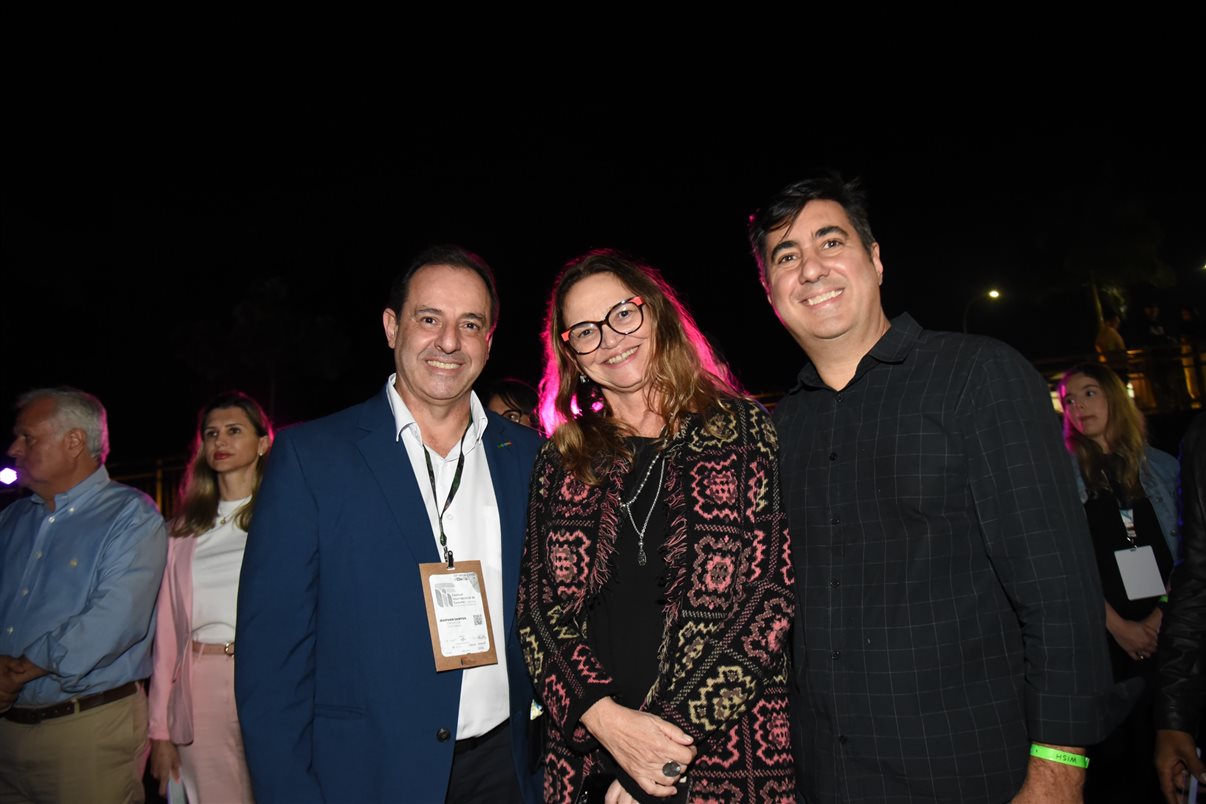 Gabrielle Assis, da Belvitur, Marina Souza, da Vilhetur, Irapuan Cortes Santos, do Viaje Paraná, Maisa Lima, da Mapstur Turismo, Giulliana Mesquita, da Azul Viagens, e Daniel Bicudo, da Azul