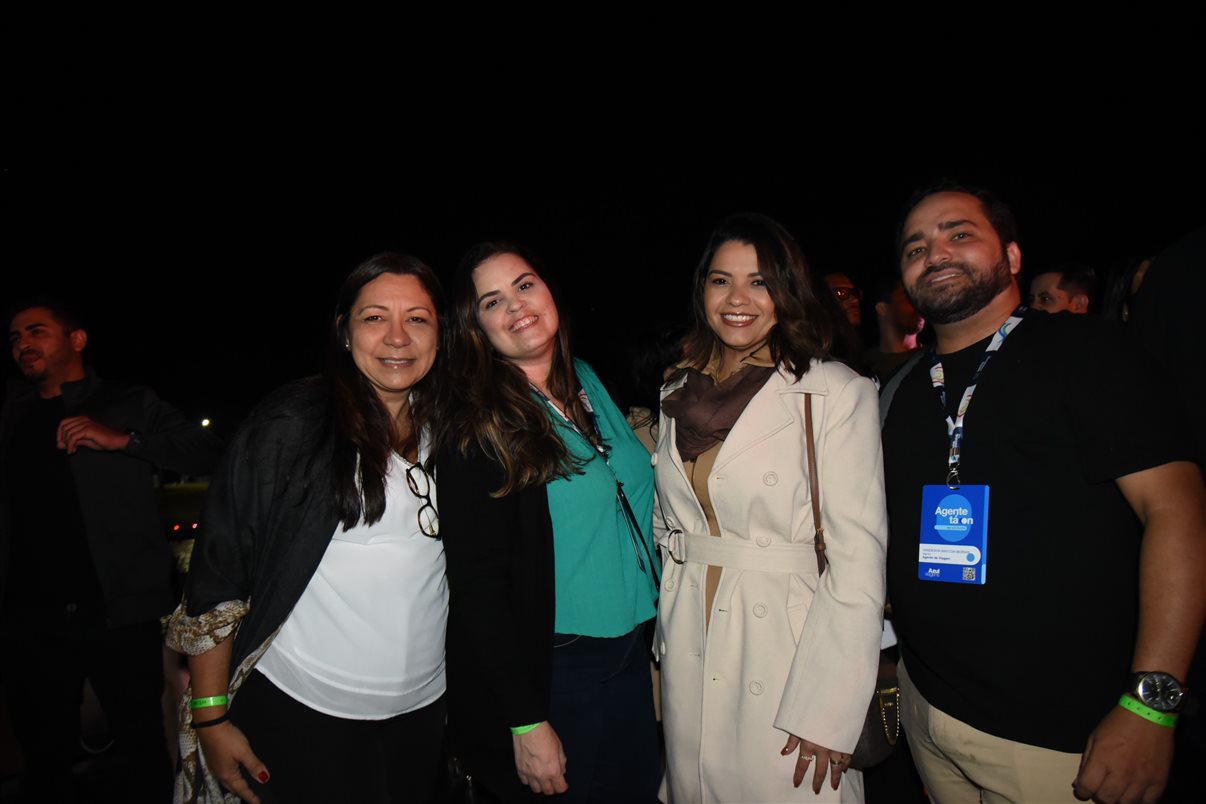 Gabrielle Assis, da Belvitur, Marina Souza, da Vilhetur, Irapuan Cortes Santos, do Viaje Paraná, Maisa Lima, da Mapstur Turismo, Giulliana Mesquita, da Azul Viagens, e Daniel Bicudo, da Azul