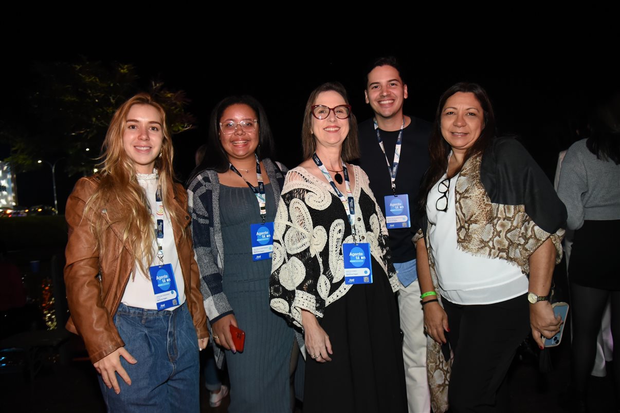 Gabrielle Assis, da Belvitur, Marina Souza, da Vilhetur, Irapuan Cortes Santos, do Viaje Paraná, Maisa Lima, da Mapstur Turismo, Giulliana Mesquita, da Azul Viagens, e Daniel Bicudo, da Azul