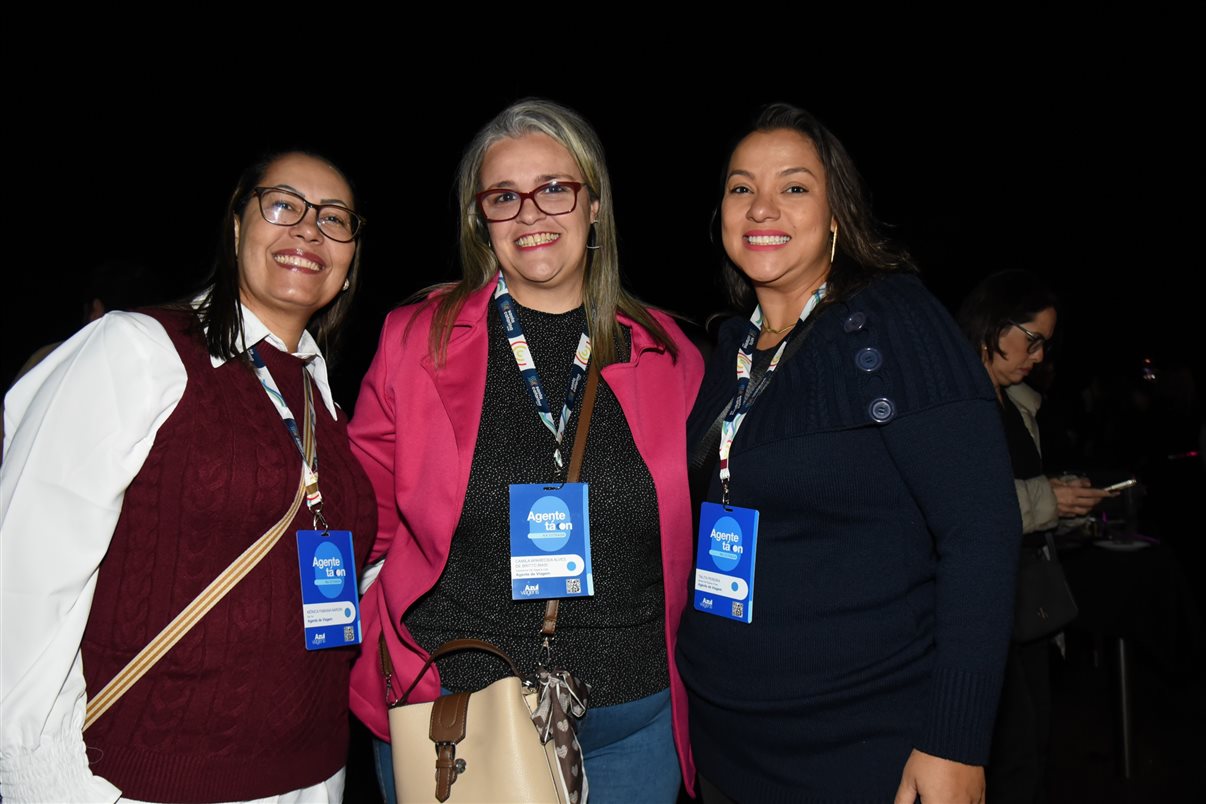 Gabrielle Assis, da Belvitur, Marina Souza, da Vilhetur, Irapuan Cortes Santos, do Viaje Paraná, Maisa Lima, da Mapstur Turismo, Giulliana Mesquita, da Azul Viagens, e Daniel Bicudo, da Azul