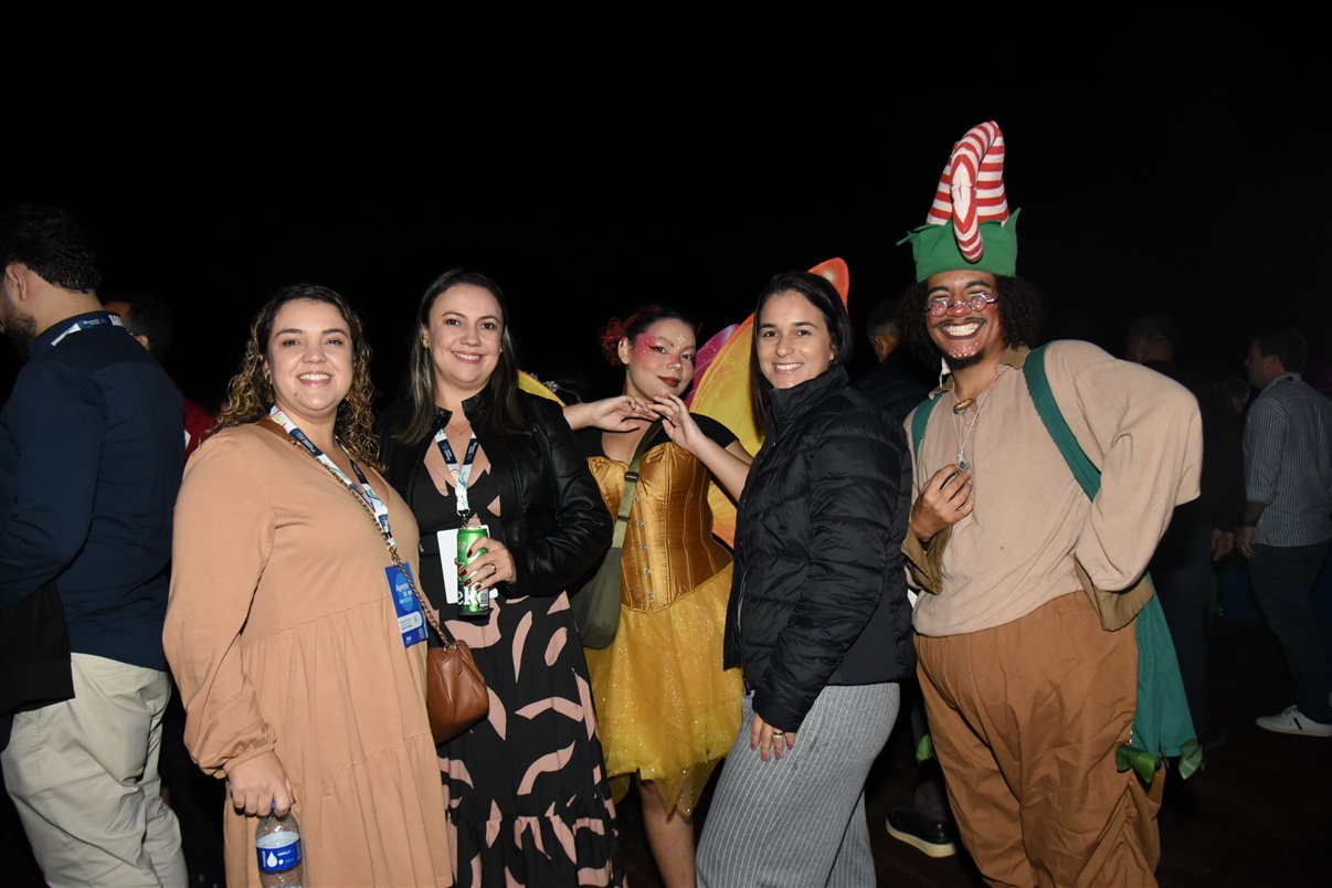 Gabrielle Assis, da Belvitur, Marina Souza, da Vilhetur, Irapuan Cortes Santos, do Viaje Paraná, Maisa Lima, da Mapstur Turismo, Giulliana Mesquita, da Azul Viagens, e Daniel Bicudo, da Azul