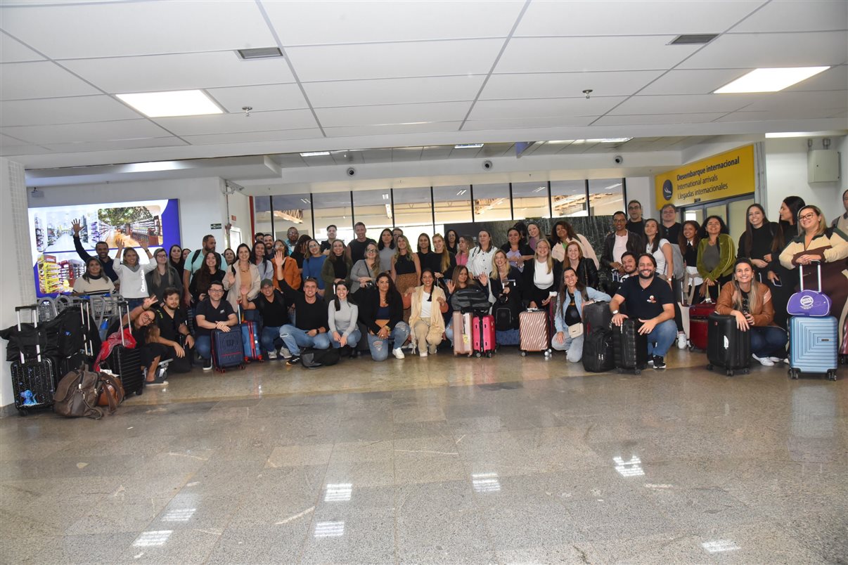 Gabrielle Assis, da Belvitur, Marina Souza, da Vilhetur, Irapuan Cortes Santos, do Viaje Paraná, Maisa Lima, da Mapstur Turismo, Giulliana Mesquita, da Azul Viagens, e Daniel Bicudo, da Azul