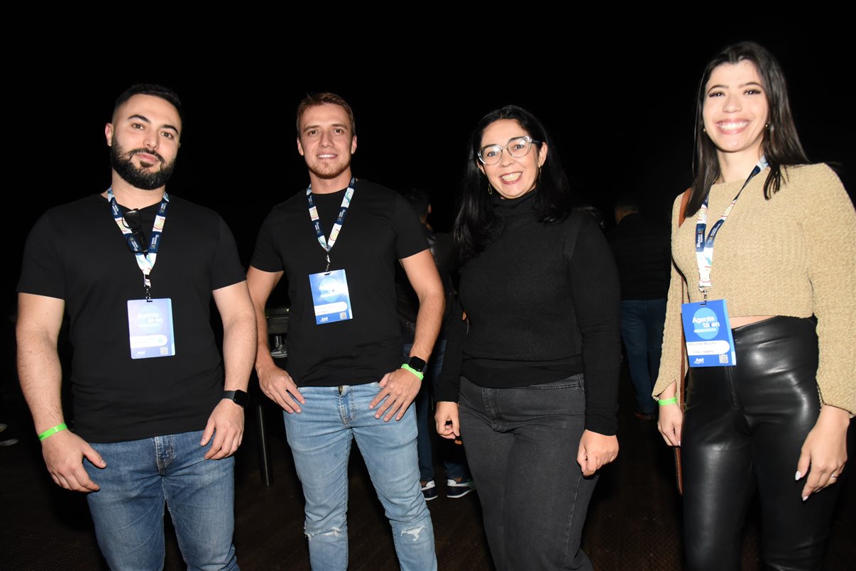 Gabrielle Assis, da Belvitur, Marina Souza, da Vilhetur, Irapuan Cortes Santos, do Viaje Paraná, Maisa Lima, da Mapstur Turismo, Giulliana Mesquita, da Azul Viagens, e Daniel Bicudo, da Azul