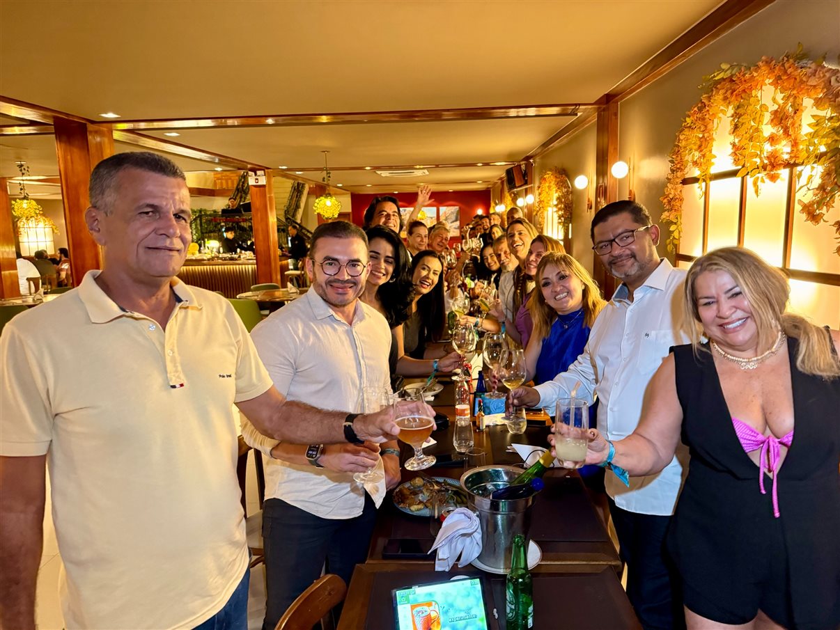 Hoje rolou brinde para comemorar a viagem da comitiva da Abav Nacional