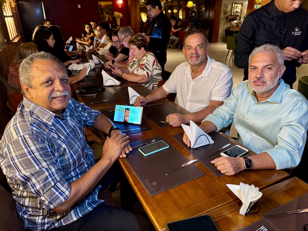 Hoje rolou brinde para comemorar a viagem da comitiva da Abav Nacional