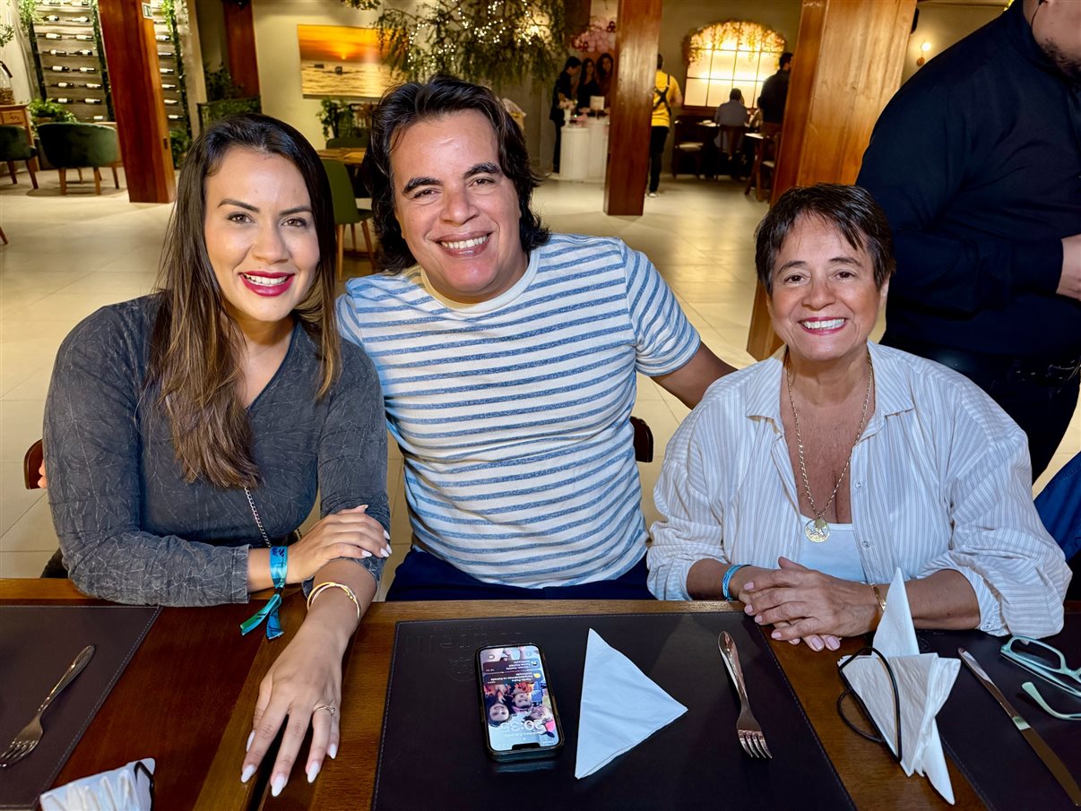 Hoje rolou brinde para comemorar a viagem da comitiva da Abav Nacional