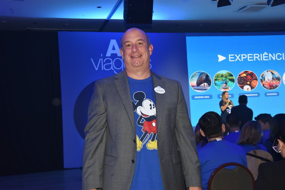 Juliano Batista, da Azul Viagens, com Joice Castro, da Curta Mais Viagens, e Johnson Viveiros, da Viver Turismo