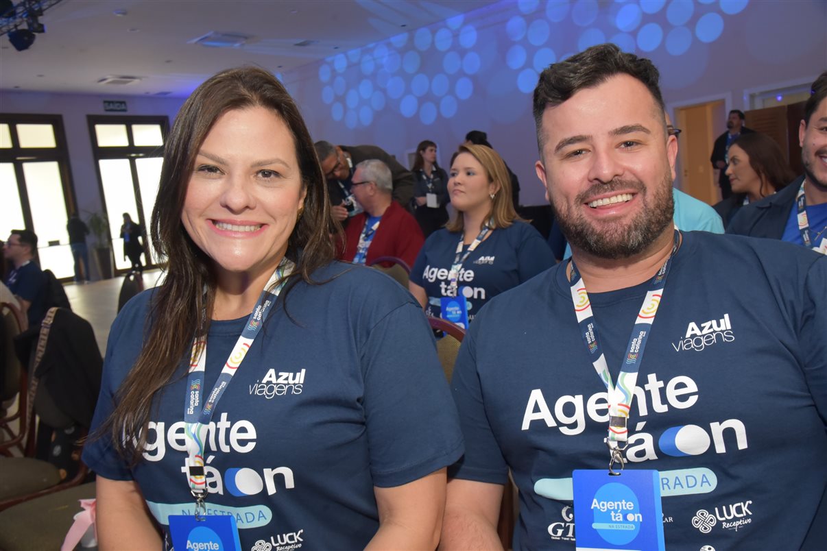 Juliano Batista, da Azul Viagens, com Joice Castro, da Curta Mais Viagens, e Johnson Viveiros, da Viver Turismo