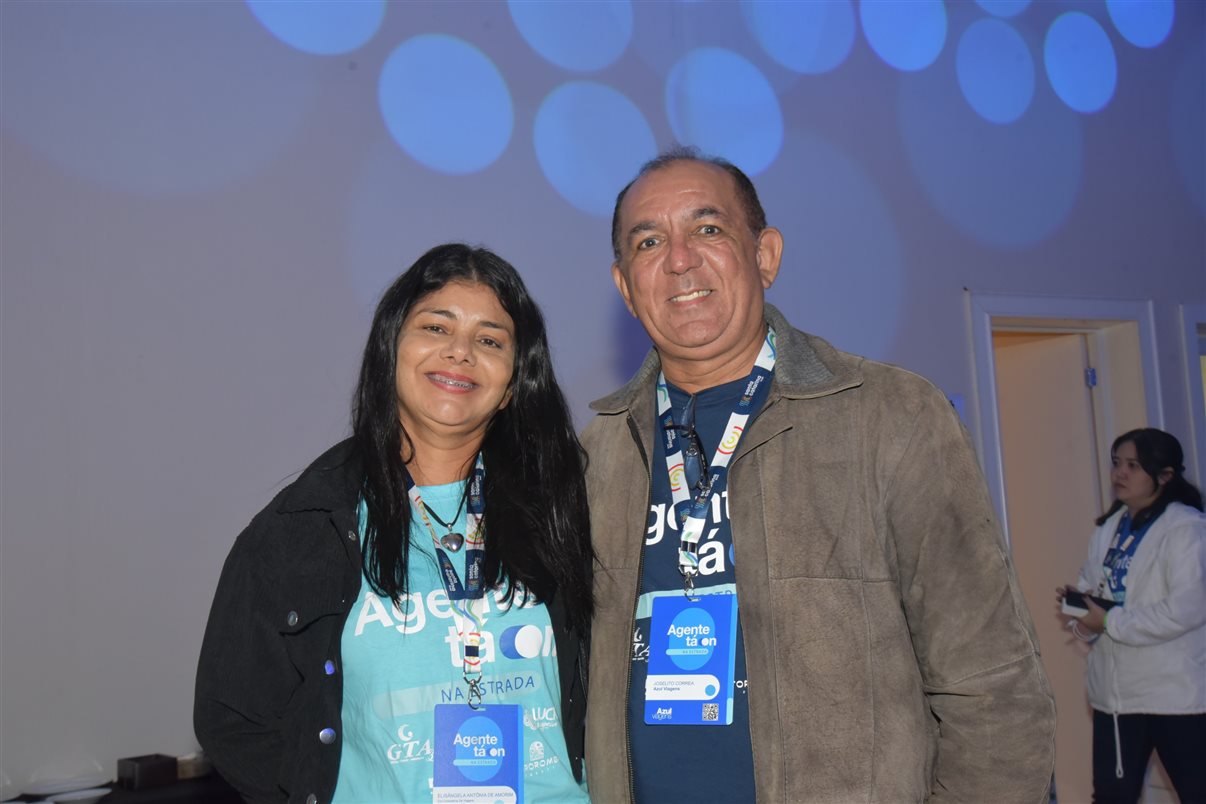 Juliano Batista, da Azul Viagens, com Joice Castro, da Curta Mais Viagens, e Johnson Viveiros, da Viver Turismo