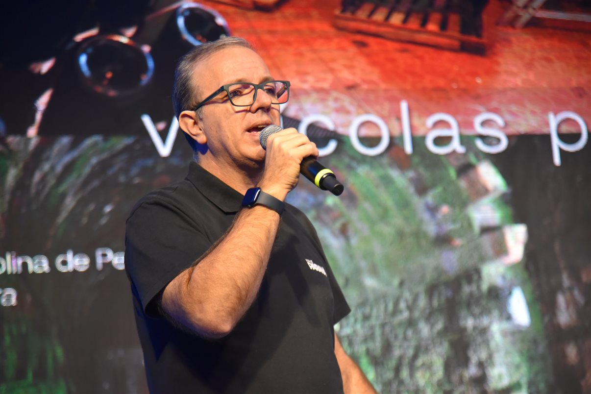 Juliano Batista, da Azul Viagens, com Joice Castro, da Curta Mais Viagens, e Johnson Viveiros, da Viver Turismo