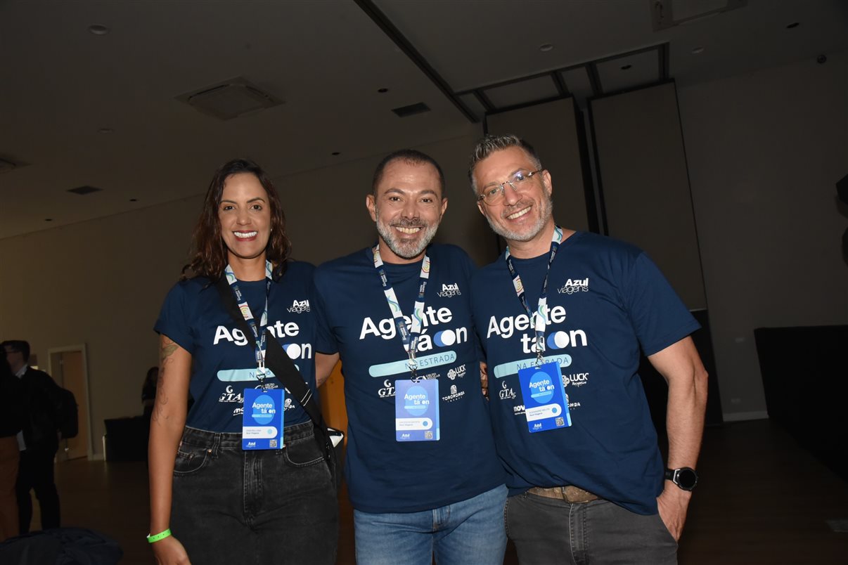Juliano Batista, da Azul Viagens, com Joice Castro, da Curta Mais Viagens, e Johnson Viveiros, da Viver Turismo
