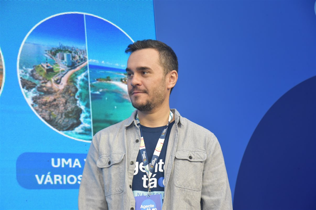 Juliano Batista, da Azul Viagens, com Joice Castro, da Curta Mais Viagens, e Johnson Viveiros, da Viver Turismo