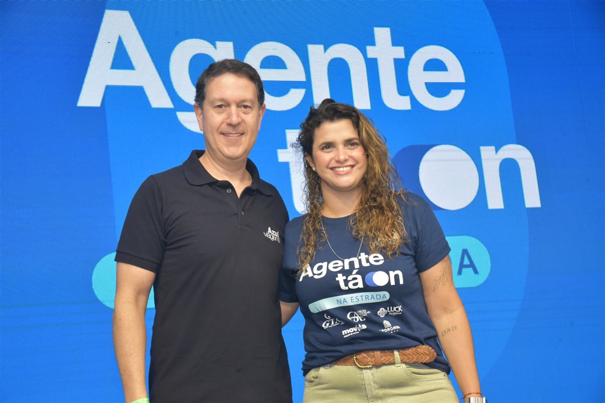 Juliano Batista, da Azul Viagens, com Joice Castro, da Curta Mais Viagens, e Johnson Viveiros, da Viver Turismo