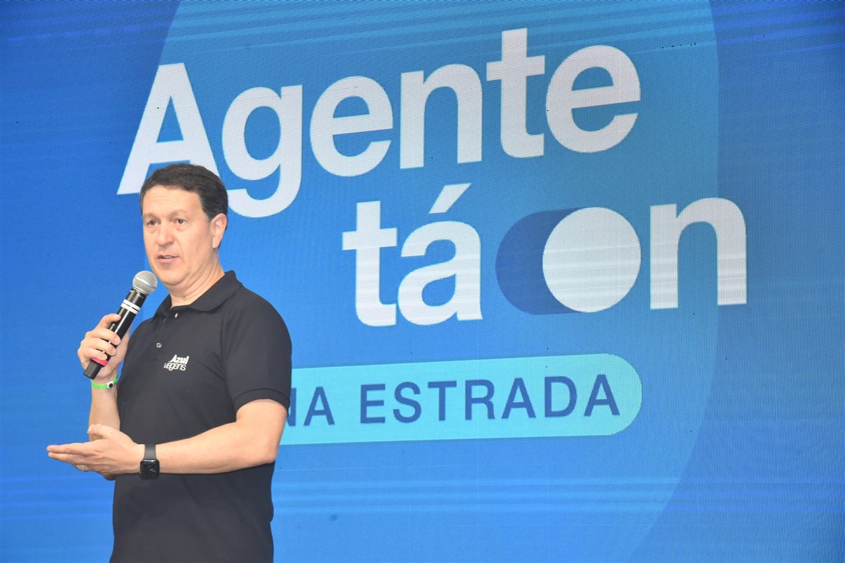 Juliano Batista, da Azul Viagens, com Joice Castro, da Curta Mais Viagens, e Johnson Viveiros, da Viver Turismo