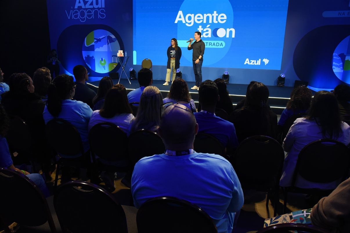 Juliano Batista, da Azul Viagens, com Joice Castro, da Curta Mais Viagens, e Johnson Viveiros, da Viver Turismo