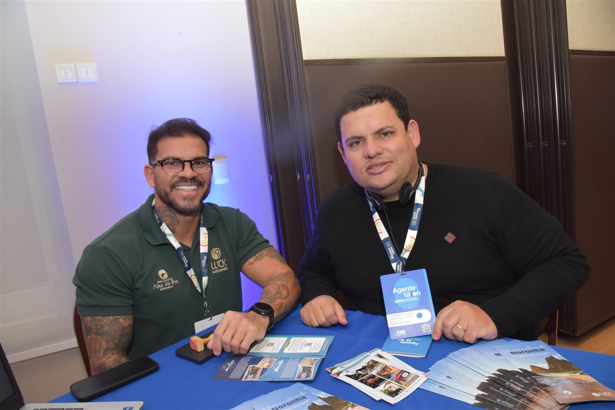 Ruth Avelino, da Azul Viagens, e Fabricio Silva, da Fox Fly Viagens